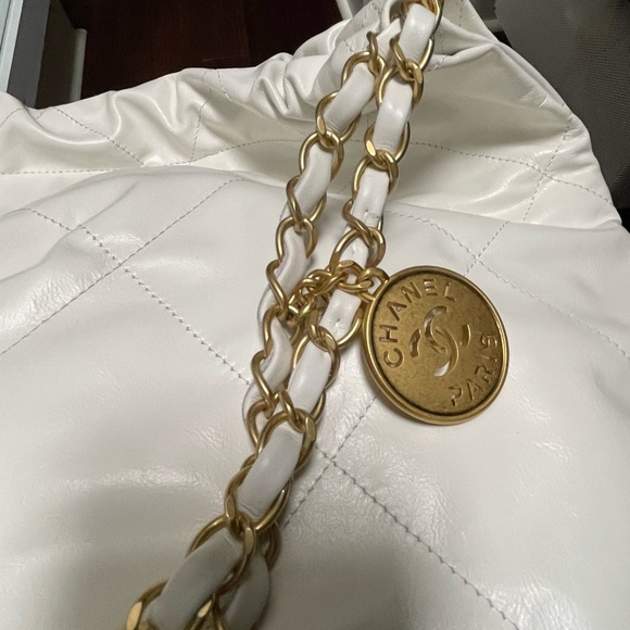 white large Chanel 22 bag with wallet, box, cards, dustbag, &. cleancloth - Picture 13 of 16